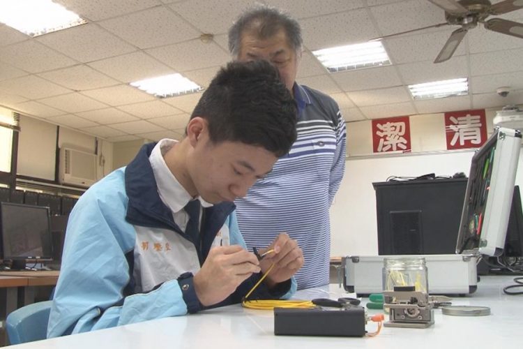 光復資訊科劉鑒陞  勇奪校史第一次金手獎