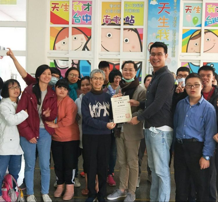 台灣慈善會推廣弱勢兒童創意美術課 啟發孩子新視界 台灣慈善會推廣弱勢兒童創意美術課 啟發孩子新視界
