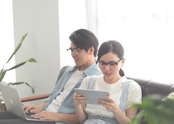 COOYEE用軍事級骨傳導技術應用在智慧柔光眼鏡，在享受科技的便利時，同時保護眼睛、耳朵，減輕疲勞，提高身體續航力。(圖/COOYEE提供)