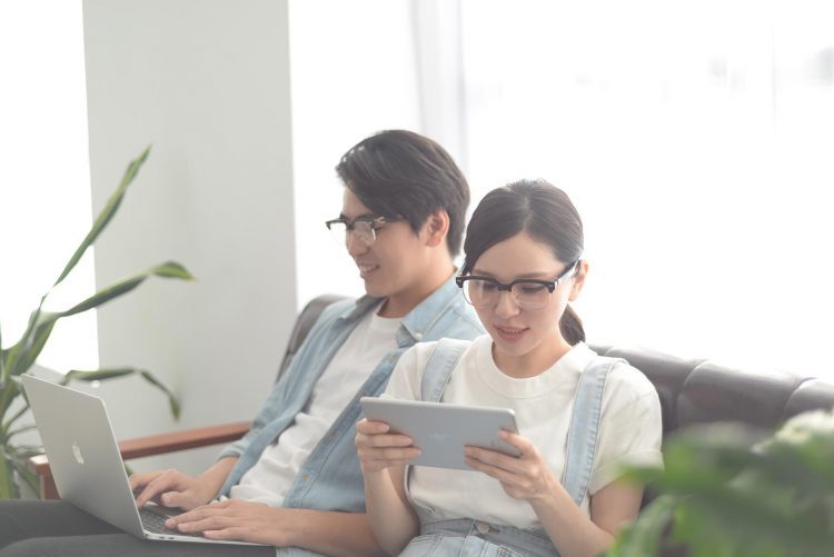 COOYEE用軍事級骨傳導技術應用在智慧柔光眼鏡，在享受科技的便利時，同時保護眼睛、耳朵，減輕疲勞，提高身體續航力。(圖/COOYEE提供)