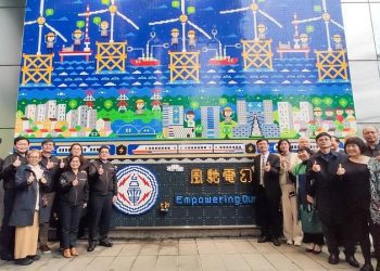 電幻1號所2週年 台電串連新北耶誕城 10萬顆積木打造巨型風機打卡牆