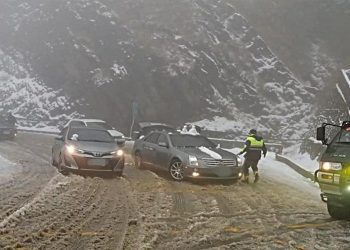 合歡山喜迎今年首波降雪  上山賞雪加雪鍊行車保安全
