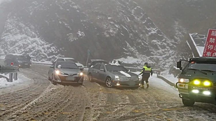 合歡山喜迎今年首波降雪 上山賞雪加雪鍊行車保安全 合歡山喜迎今年首波降雪 上山賞雪加雪鍊行車保安全