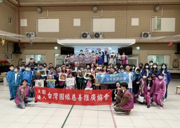 ▲圓緣會創辦人湯發鉅與理事長李玉嬋、創會理事長曹晏華帶領志工到教養院，推出老憨兒一日畫室慈善活動。 (圖/圓緣慈善推廣協會提供)