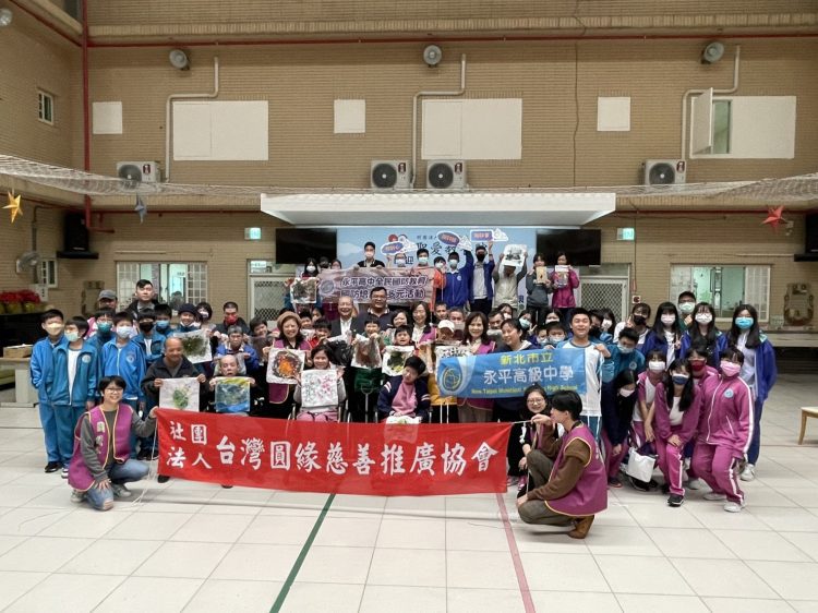 圓緣會一日畫室以愛助礙 翻轉老憨兒生產力 ▲圓緣會創辦人湯發鉅與理事長李玉嬋、創會理事長曹晏華帶領志工到教養院,推出老憨兒一日畫室慈善活動。 (圖/圓緣慈善推廣協會提供)