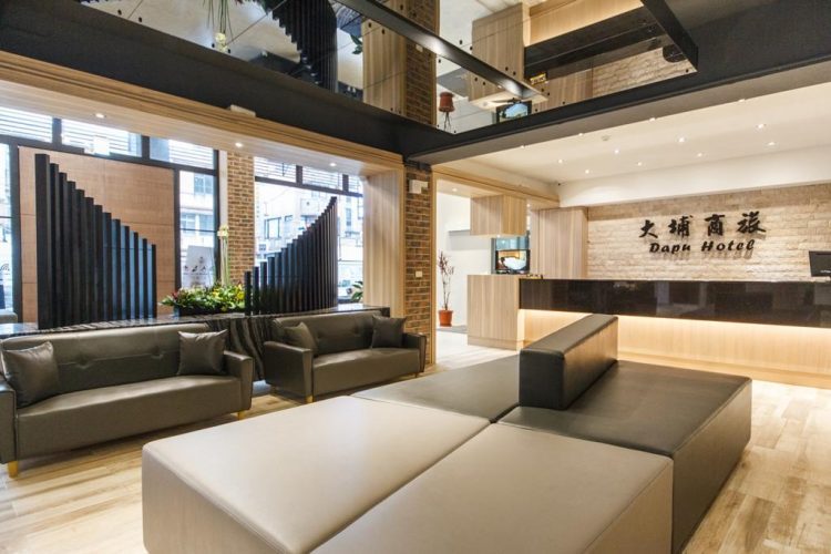 大浦商旅享用天然的硫磺泉 溫暖色系裝潢營造家的感覺