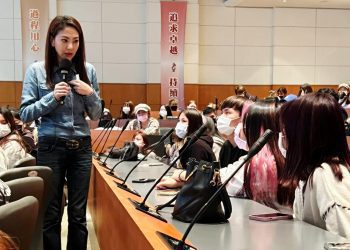 天后彩妝師簡淑伶、髮型師吳依霖　相偕至弘光科大授課傳授技術