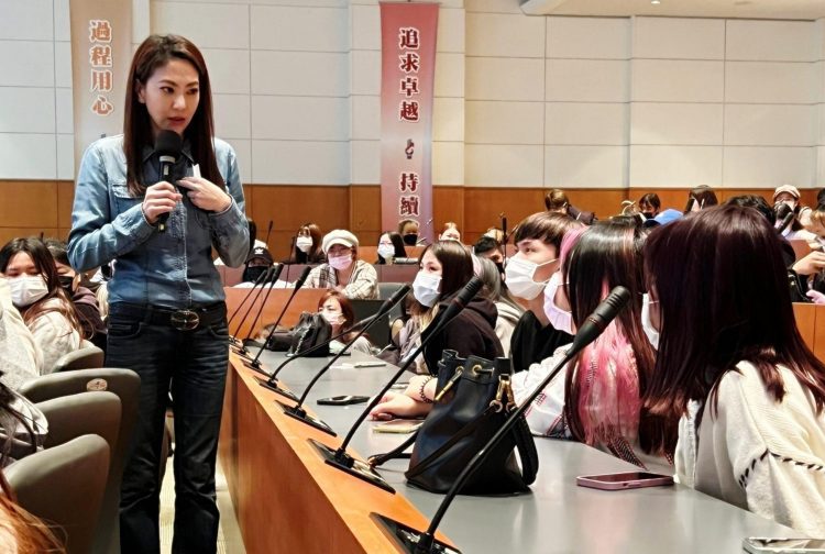 天后彩妝師簡淑伶、髮型師吳依霖　相偕至弘光科大授課傳授技術