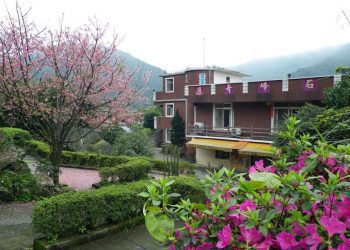 奇峰石溫泉山莊山水相映 每一幕景緻都令人驚豔