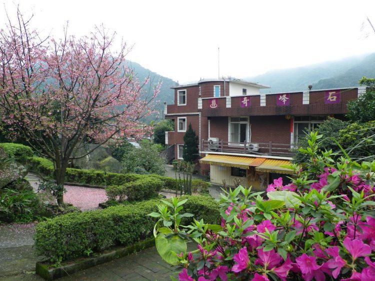 奇峰石溫泉山莊山水相映 每一幕景緻都令人驚豔 奇峰石溫泉山莊山水相映 每一幕景緻都令人驚豔