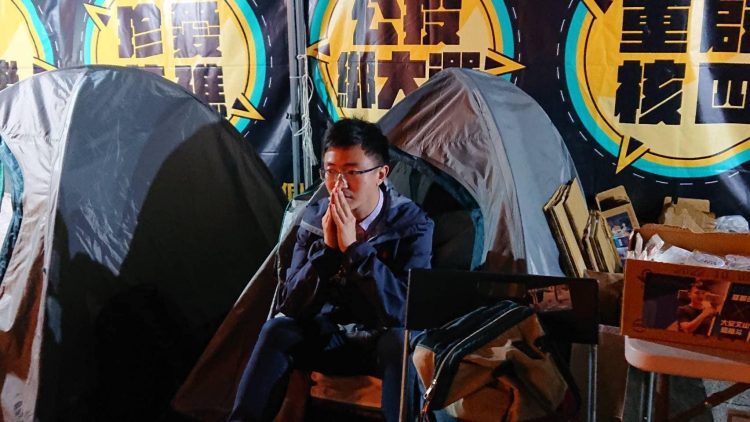 宣傳四大公投、五大訴求理念！侯漢廷夜宿自由廣場斷食130小時