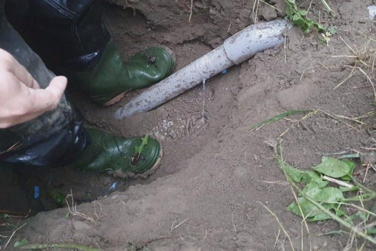 寵物食品業者埋暗管排污 九甲埔圳混濁浮油