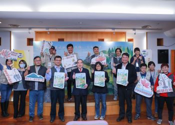 展現終身學習生命力 社大發表新書「噶瑪蘭花蕊綻放中」