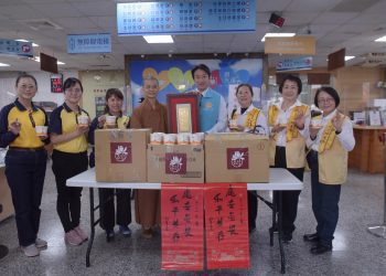 市公所法喜充滿 佛光山月光寺與子午線協會分贈臘八粥結善緣