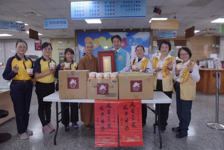 市公所法喜充滿 佛光山月光寺與子午線協會分贈臘八粥結善緣