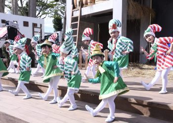 幼童與高中生報佳音 縣府洋溢濃濃耶誕節味