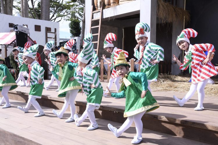 幼童與高中生報佳音 縣府洋溢濃濃耶誕節味 幼童與高中生報佳音 縣府洋溢濃濃耶誕節味