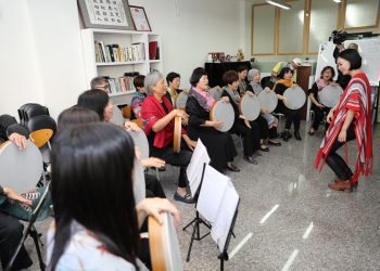 手指舞動鼓音揚 擺厘社區長者勤練手鼓18日登台展成果
