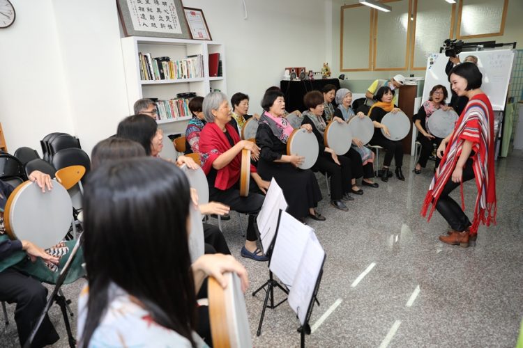 手指舞動鼓音揚 擺厘社區長者勤練手鼓18日登台展成果 手指舞動鼓音揚 擺厘社區長者勤練手鼓18日登台展成果