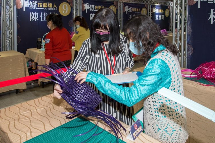 打包帶變身精緻編織籃 宜蘭縣編織技藝達人競賽林米云奪金牌