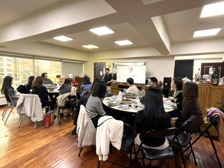 打破人生天花板 律師娘引領36萬娘子軍進軍創業平台 不論什麼年齡層的女性,都應該持續進修成長,與時代並進。(圖片/律師娘娘子軍團隊提供)