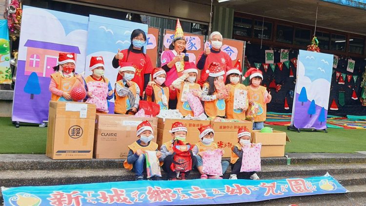 持修積善協會聖誕傳情企業傳愛 玩具禮物送偏鄉學童