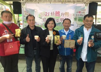 縣長與在地業者一起支持推廣國產水禽。(圖/中華民國水禽產業促進協會提供)