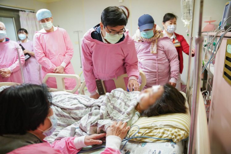 探望河東路酒駕事故傷者 陳其邁:從嚴從速偵辦,決不寬貸 探望河東路酒駕事故傷者 陳其邁:從嚴從速偵辦,決不寬貸