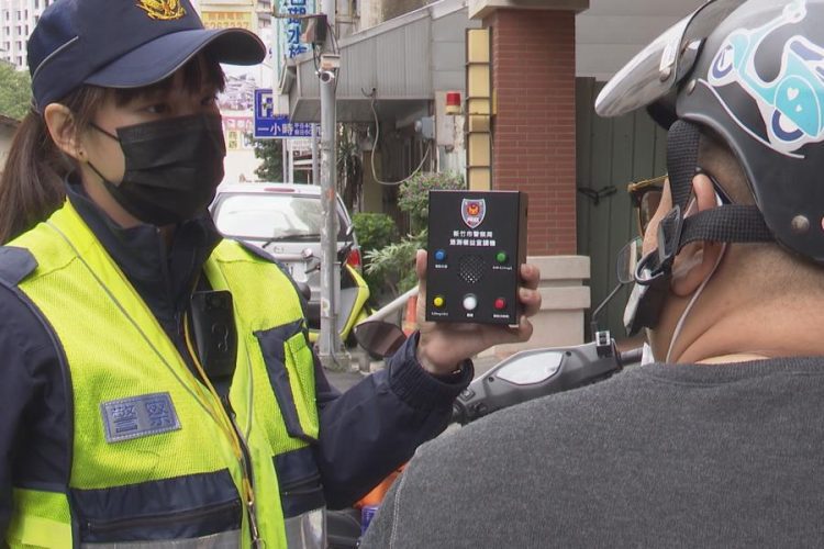攔檢告知民眾權益 竹市「酒測權益宣讀機」上路 攔檢告知民眾權益 竹市「酒測權益宣讀機」上路