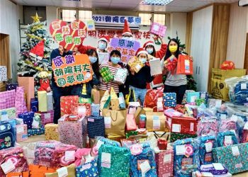 朝陽科大募集300份耶誕禮物　師生齊送暖給雲林家扶的孩童