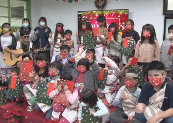 榮光教會聖誕節晚會 禮物滿滿每個孩子都有