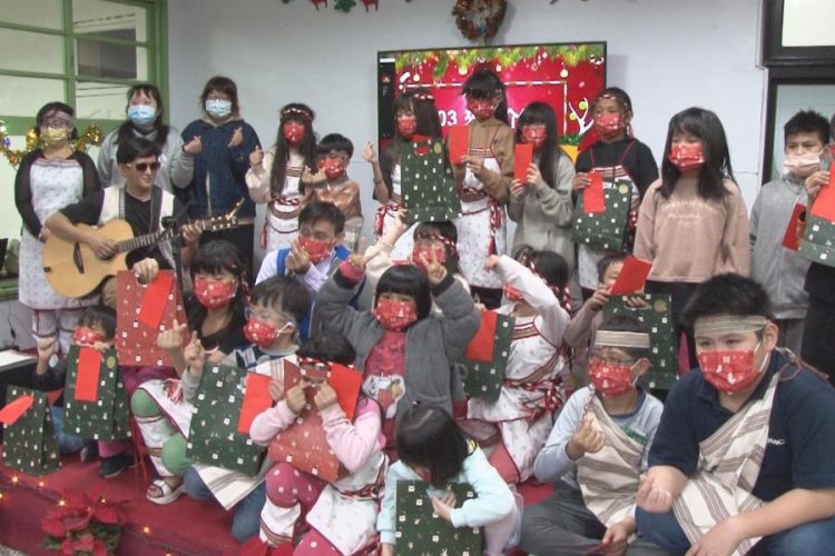 榮光教會聖誕節晚會 禮物滿滿每個孩子都有