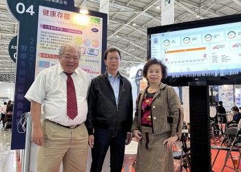 ▲源榮生技團隊執行董事伍鵬宇（中）、總經理蘇喜（右）、技術長黃宗正（左）推出女性的健康存摺。(圖/源榮生物科技提供)