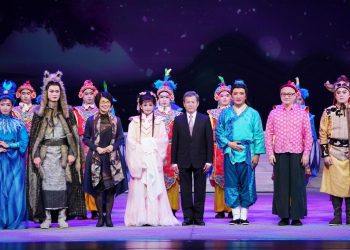 榮興客家採茶劇團團長鄭榮興(中)和《天上‧人間‧桃花源》導演、編劇和演員的大合照。(圖/榮興客家採茶劇團提供)