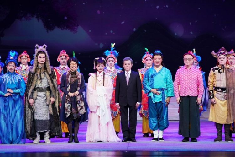 榮興客家採茶劇團團長鄭榮興(中)和《天上‧人間‧桃花源》導演、編劇和演員的大合照。(圖/榮興客家採茶劇團提供)