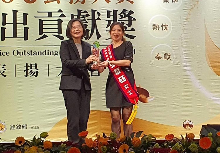 環保作為受肯定 花縣環保局科長張華砡獲頒公務人員傑出貢獻獎 環保作為受肯定 花縣環保局科長張華砡獲頒公務人員傑出貢獻獎