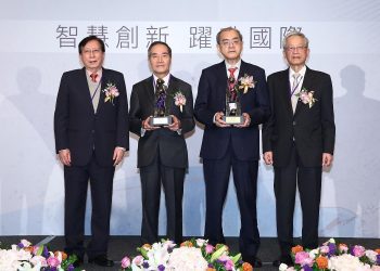第15屆「潘文淵獎」研華董事長劉克振、浸潤式微影之父林本堅院長獲獎