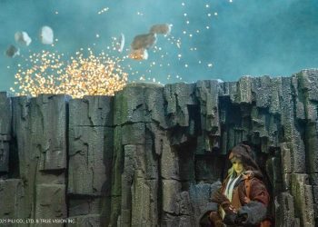 簡直「人偶合一」！資深操偶師《素還真》攀升至3米高台，沙暴中搏命演出！