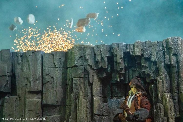 簡直「人偶合一」!資深操偶師《素還真》攀升至3米高台,沙暴中搏命演出! 簡直「人偶合一」!資深操偶師《素還真》攀升至3米高台,沙暴中搏命演出!