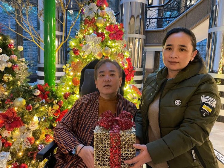 聖誕傳愛無國界 公益慈善企業家吳珅篁贈禮移工代表 聖誕傳愛無國界 公益慈善企業家吳珅篁贈禮移工代表