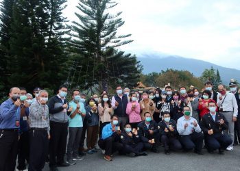 花蓮監獄聖誕點燈祈福  高大聖誕樹是吸睛要角