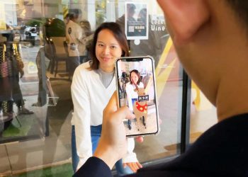 OEXPO虛擬商務工具，AR實境店家活動實地拍攝。 (圖/光禾感知科技提供)