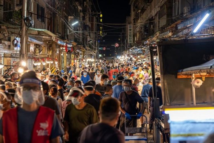 見證基隆漁市百年文化，崁仔頂漁市越夜越美麗