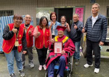 關懷獨居長者 華山基金會為百歲人瑞穿戴博士服慶生