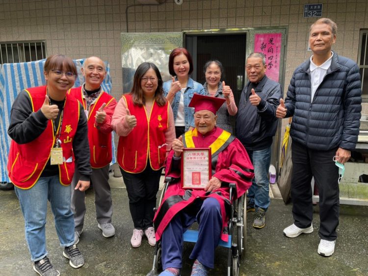 關懷獨居長者 華山基金會為百歲人瑞穿戴博士服慶生 關懷獨居長者 華山基金會為百歲人瑞穿戴博士服慶生