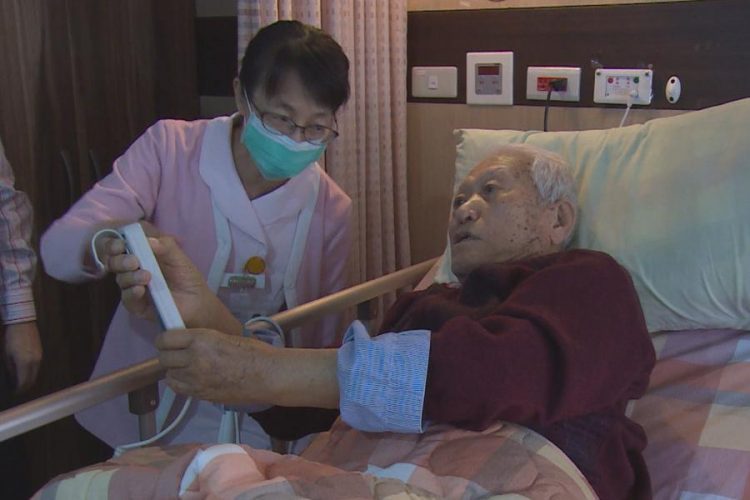 關懷長者、體貼醫護 世華捐贈竹縣100床電動護理床 關懷長者、體貼醫護 世華捐贈竹縣100床電動護理床