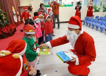 魏嘉賢化身耶誕老人  送孩子有意義的書香禮物