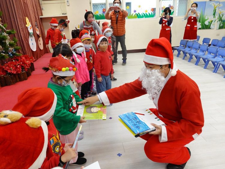 魏嘉賢化身耶誕老人  送孩子有意義的書香禮物