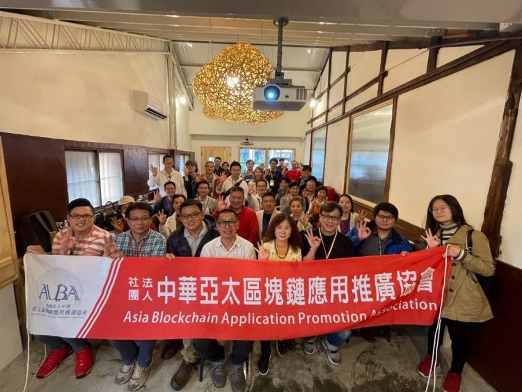 竹山亞洲創生數位匯流中心創辦人何培鈞(中)、社團法人中華亞太區塊鏈應用推廣協會創會理事長黃珀朱(右一)、麥德凱生命科學總經理洪志駿(右二)。(圖/創會理事長黃珀朱提供)