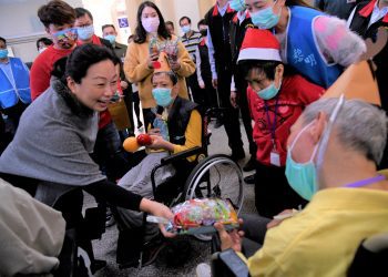 黎明教養院生耶誕報佳音  徐榛蔚祝小天使幸福成長
